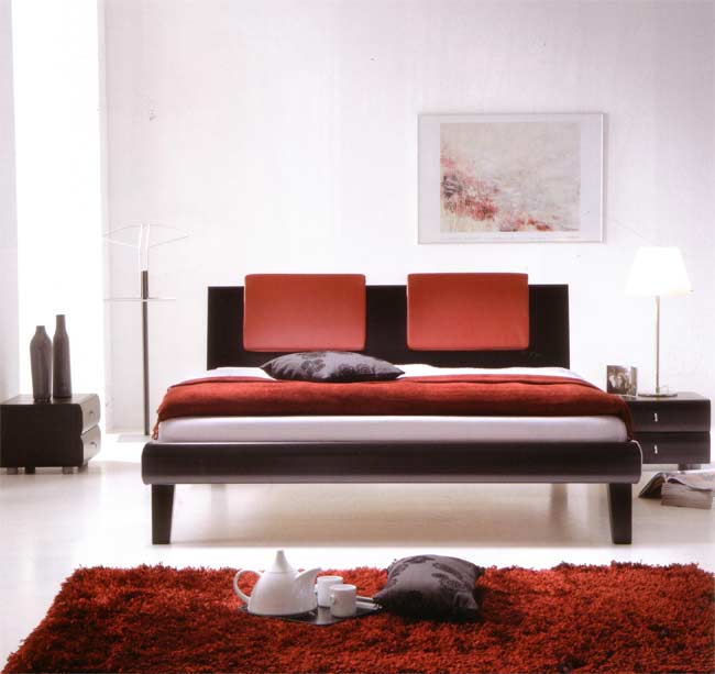 Kopfteil Orva mit Kissen. Bett Softline mit como Fuessen. Farbe wenge