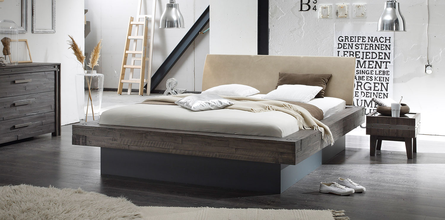 Balkenbett mit Wasserbett Das moderne und massive Balkenbett kombiniert mit einem Aqua Comfort Wasserbett.